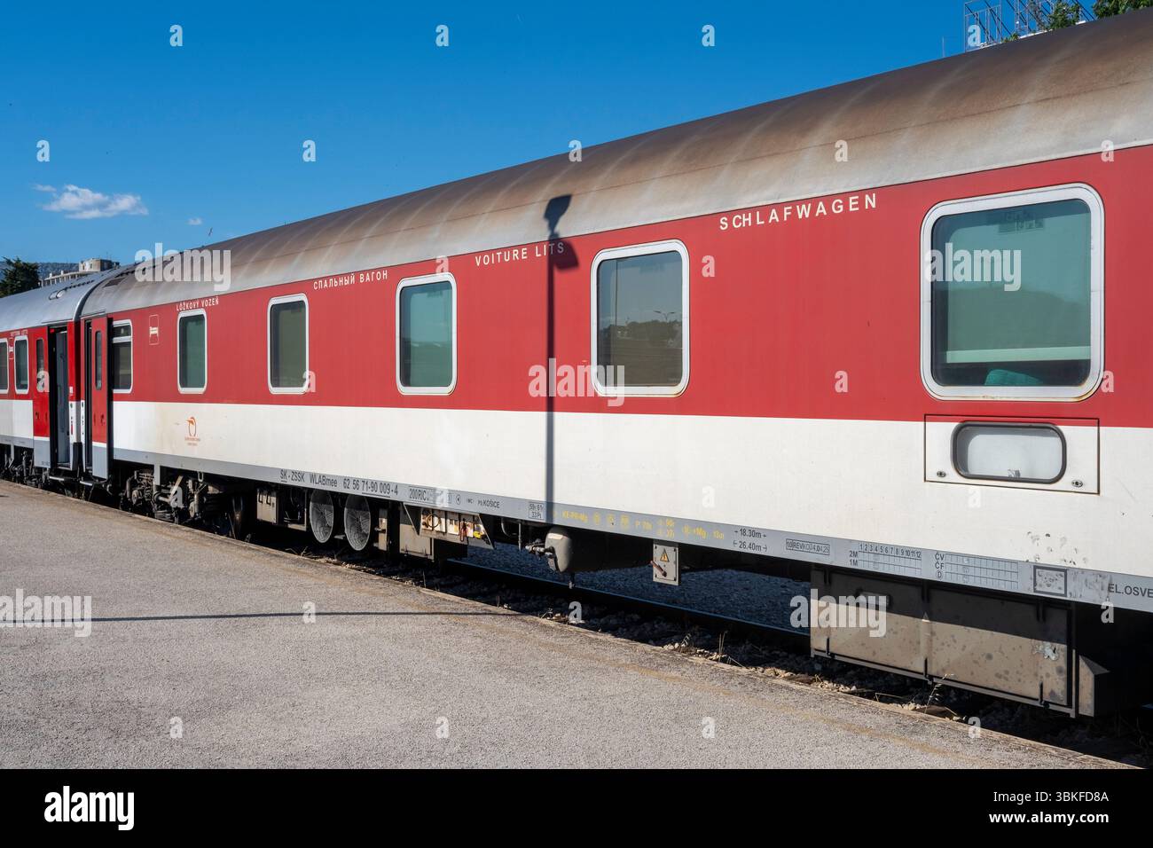 Split Night Train Train sleeping car hi-res stock photography and images - Alamy