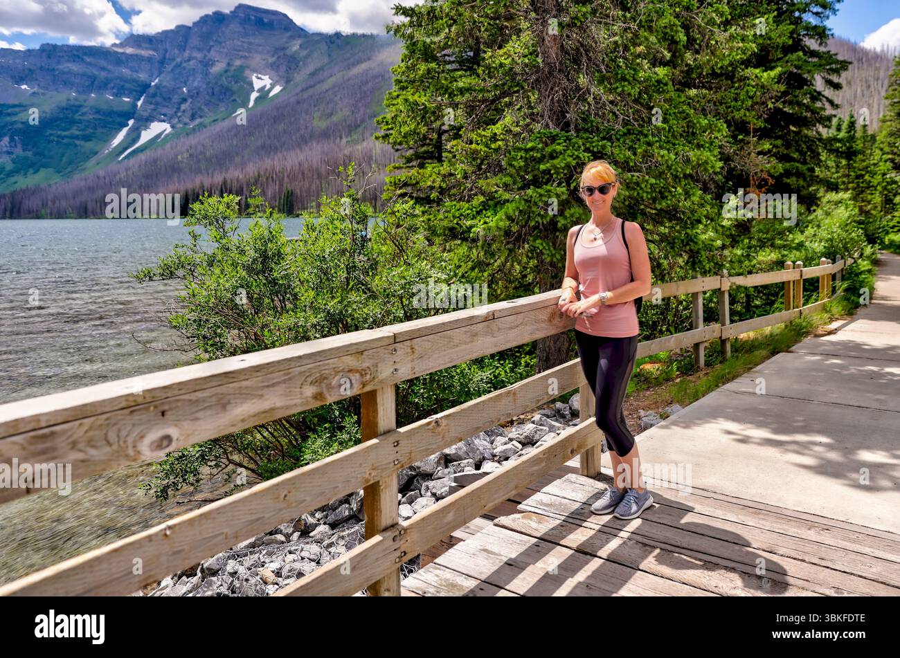 Road beside lake hi-res stock photography and images - Alamy