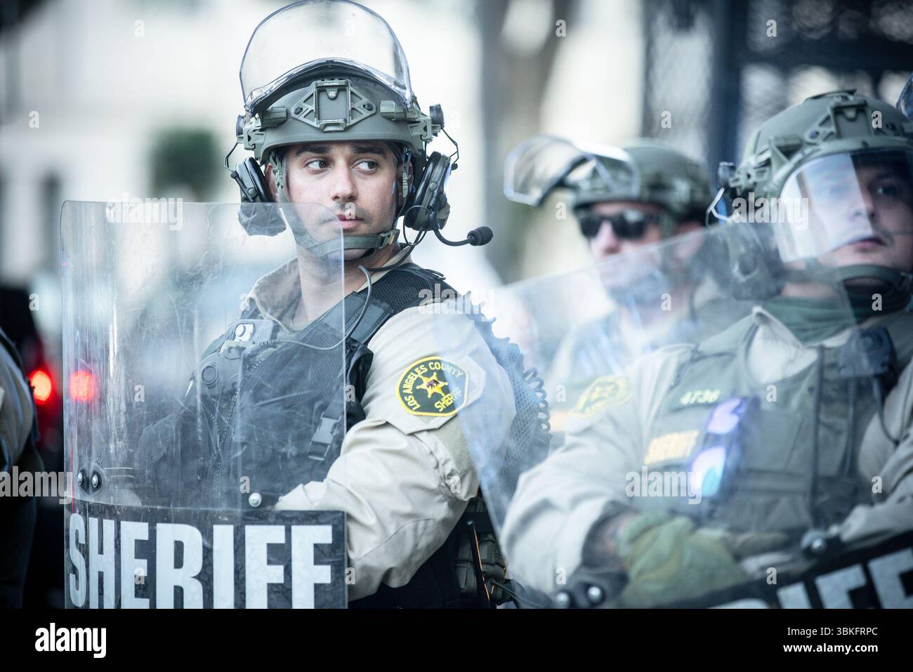 Members of the Los Angeles County Sheriff’s Department in full tactical ...