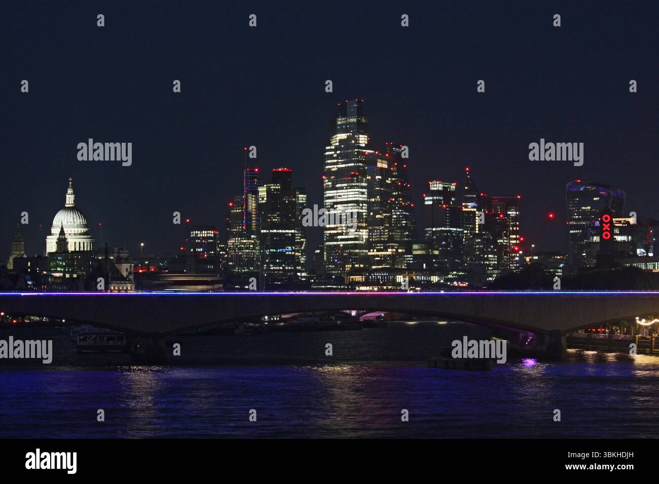 London night skyline hi-res stock photography and images - Alamy