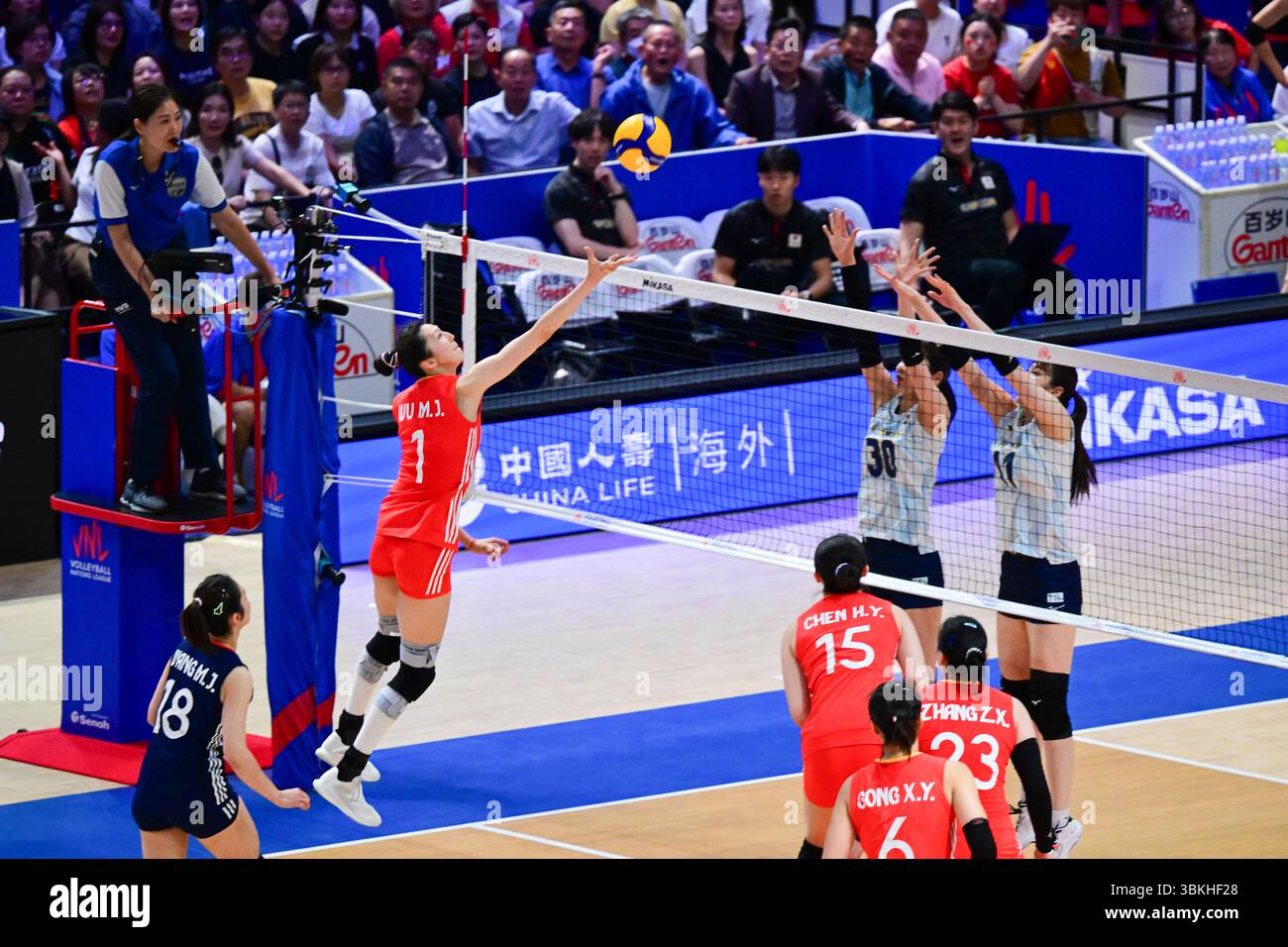 Hong Kong, China. 21st June, 2025. Wu Mengjie (top L) of China competes ...