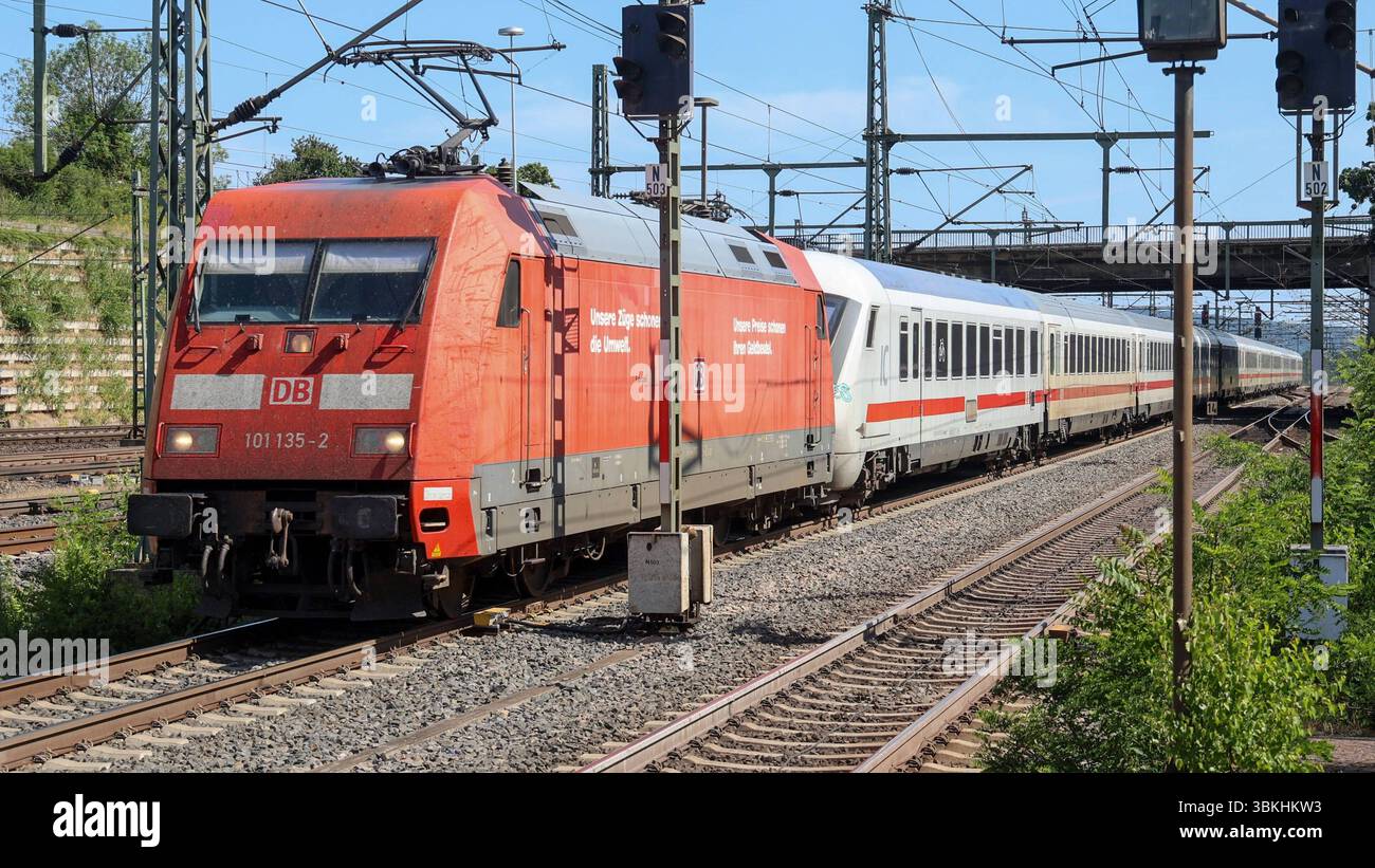 Eisenbahnverkehr in Kassel-Wilhelmshöhe. Intercity Zug IC / IC1