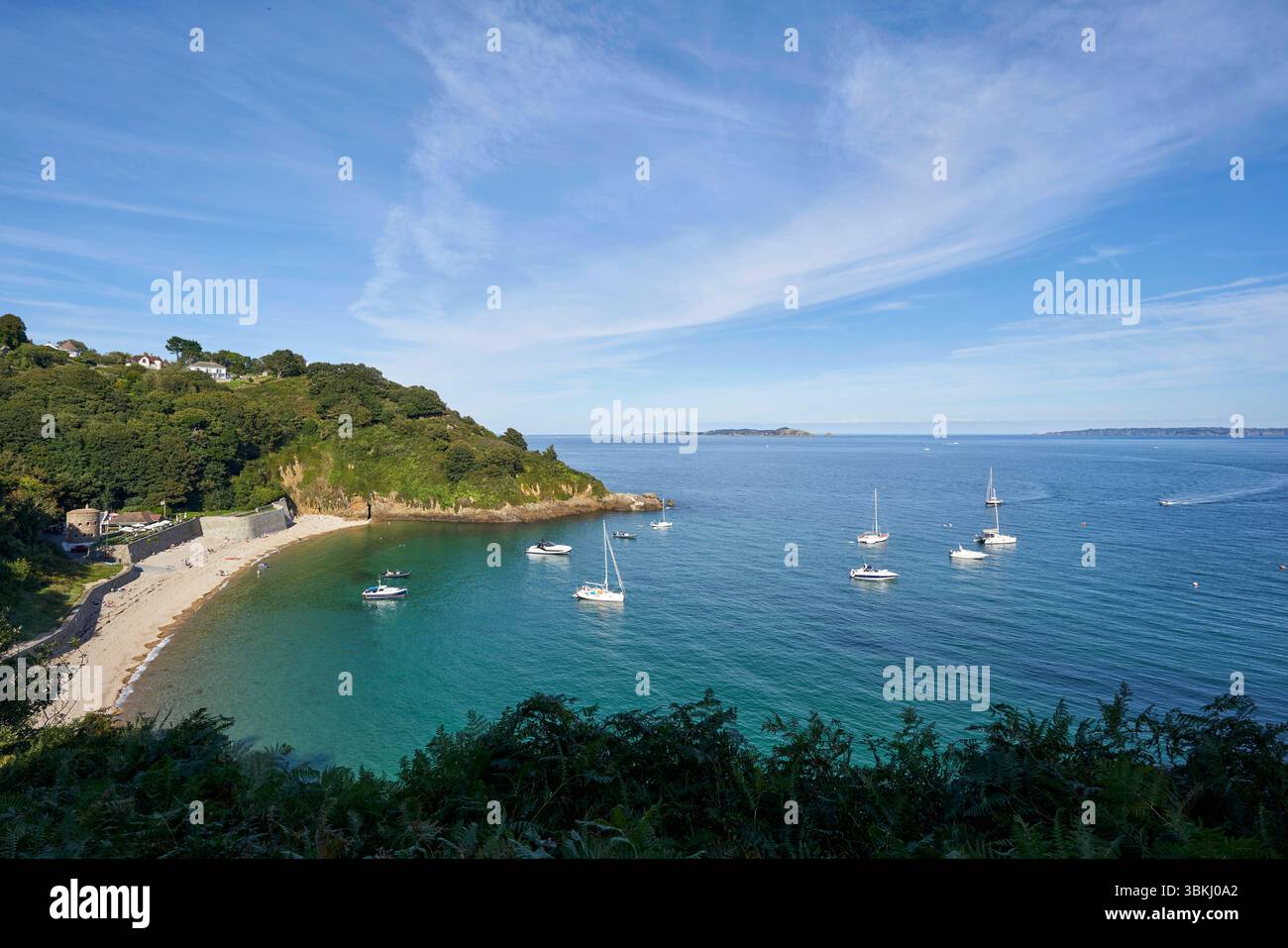 Blick über die Bucht Fermain Bay mit Fermain Tower und Fermain Cafe auf der Kanalinsel Guernsey am 14.09.2024 view over Fermain bay with Fermain Tower and Fermain Cafe on the Channel Island Guernsey on 14th of September 2024 Stock Photo