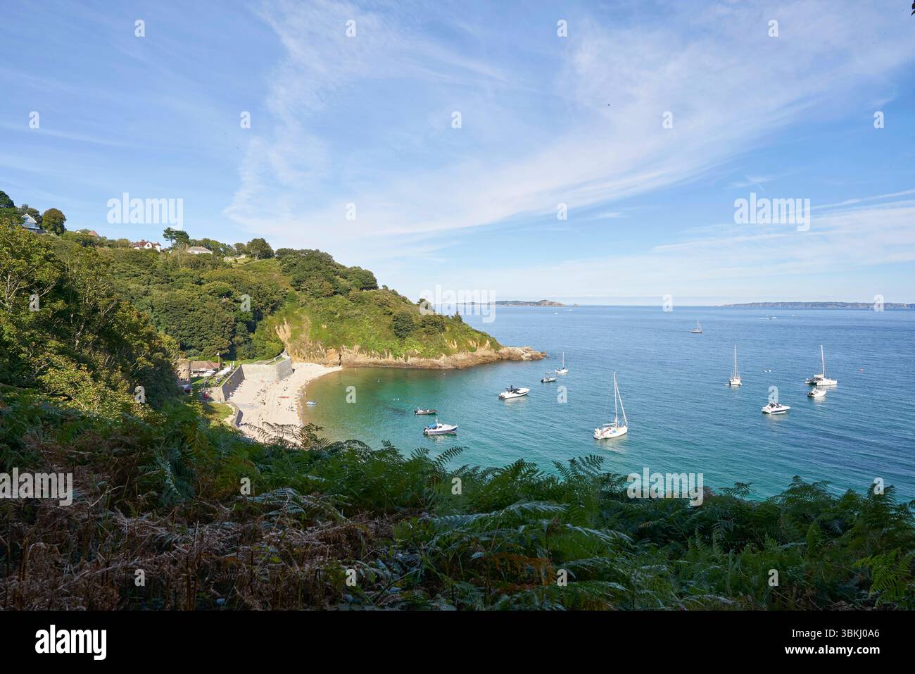 Blick über die Bucht Fermain Bay mit Fermain Tower und Fermain Cafe auf der Kanalinsel Guernsey am 14.09.2024 view over Fermain bay with Fermain Tower and Fermain Cafe on the Channel Island Guernsey on 14th of September 2024 Stock Photo