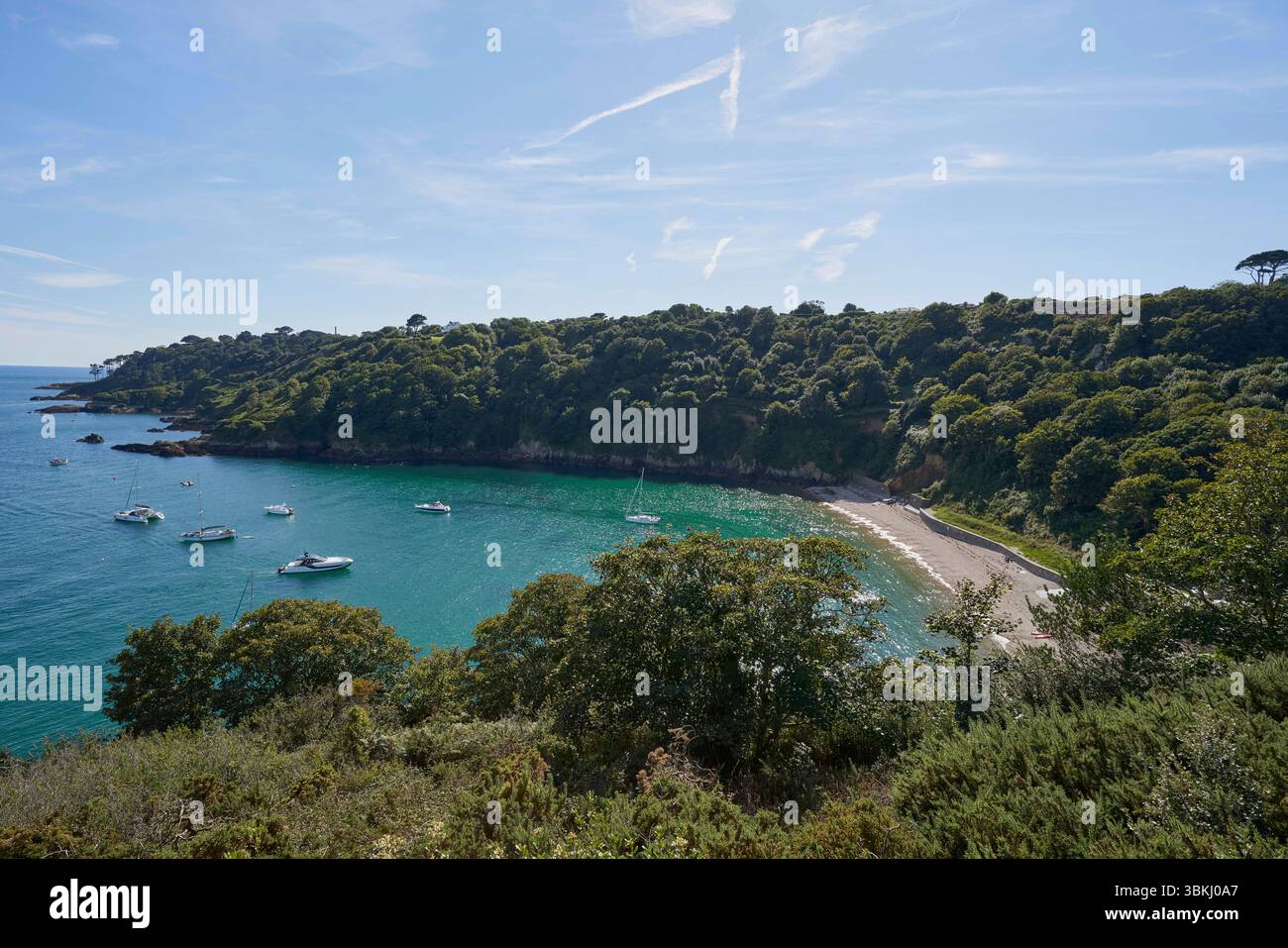 Blick über die Bucht Fermain Bay mit Fermain Tower und Fermain Cafe auf der Kanalinsel Guernsey am 14.09.2024 view over Fermain bay with Fermain Tower and Fermain Cafe on the Channel Island Guernsey on 14th of September 2024 Stock Photo