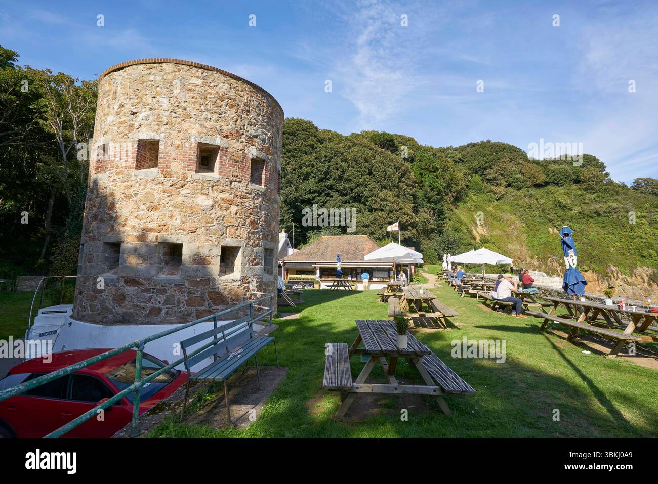 Fermain Bay mit Fermain Tower und Fermain Cafe auf der Kanalinsel Guernsey am 14.09.2025 Fermain bay with Fermain Tower and Fermain Cafe on the Channel Island Guernsey on 14th of September 2024 Stock Photo