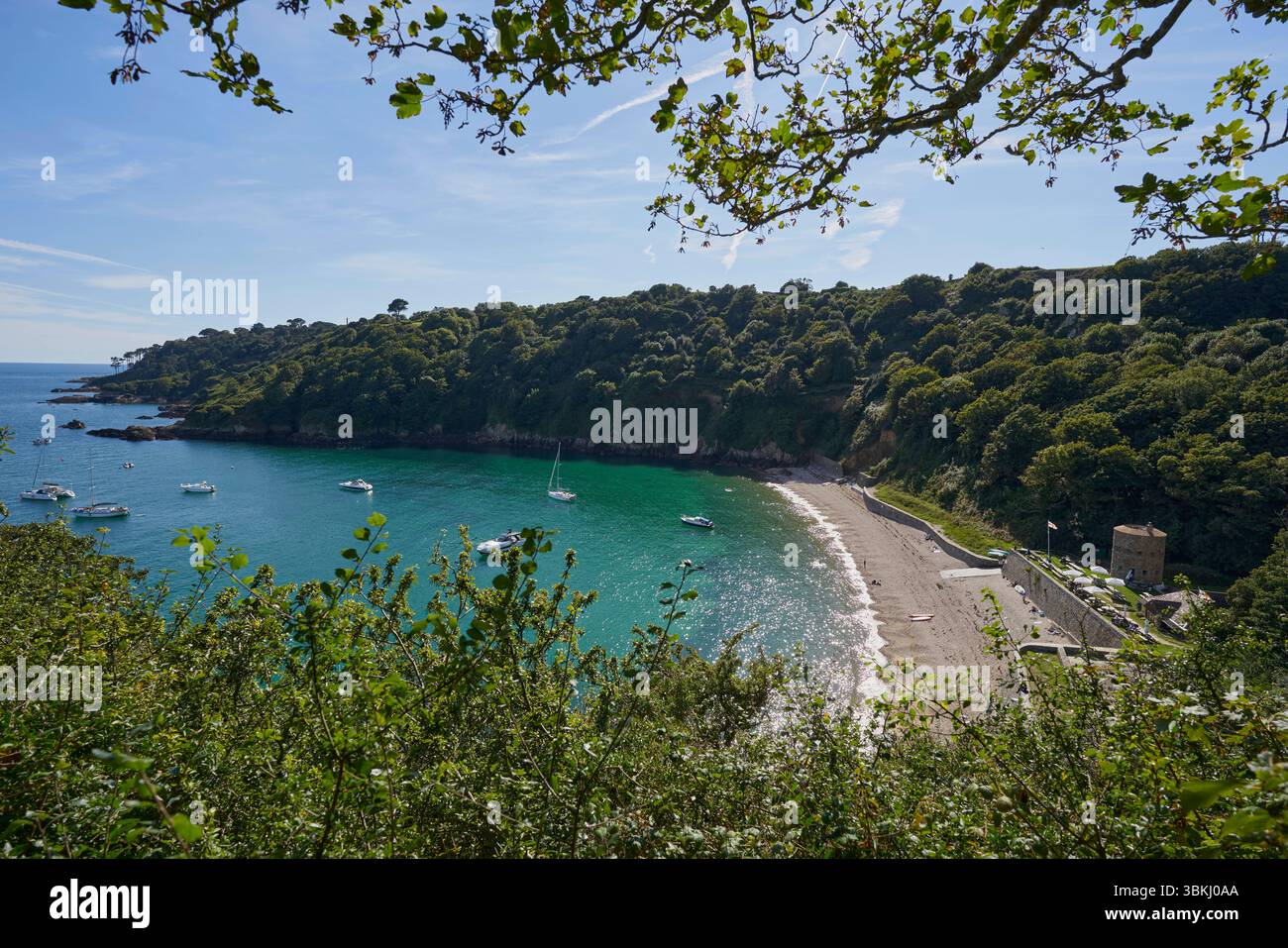 Blick über die Bucht Fermain Bay mit Fermain Tower und Fermain Cafe auf der Kanalinsel Guernsey am 14.09.2024 view over Fermain bay with Fermain Tower and Fermain Cafe on the Channel Island Guernsey on 14th of September 2024 Stock Photo