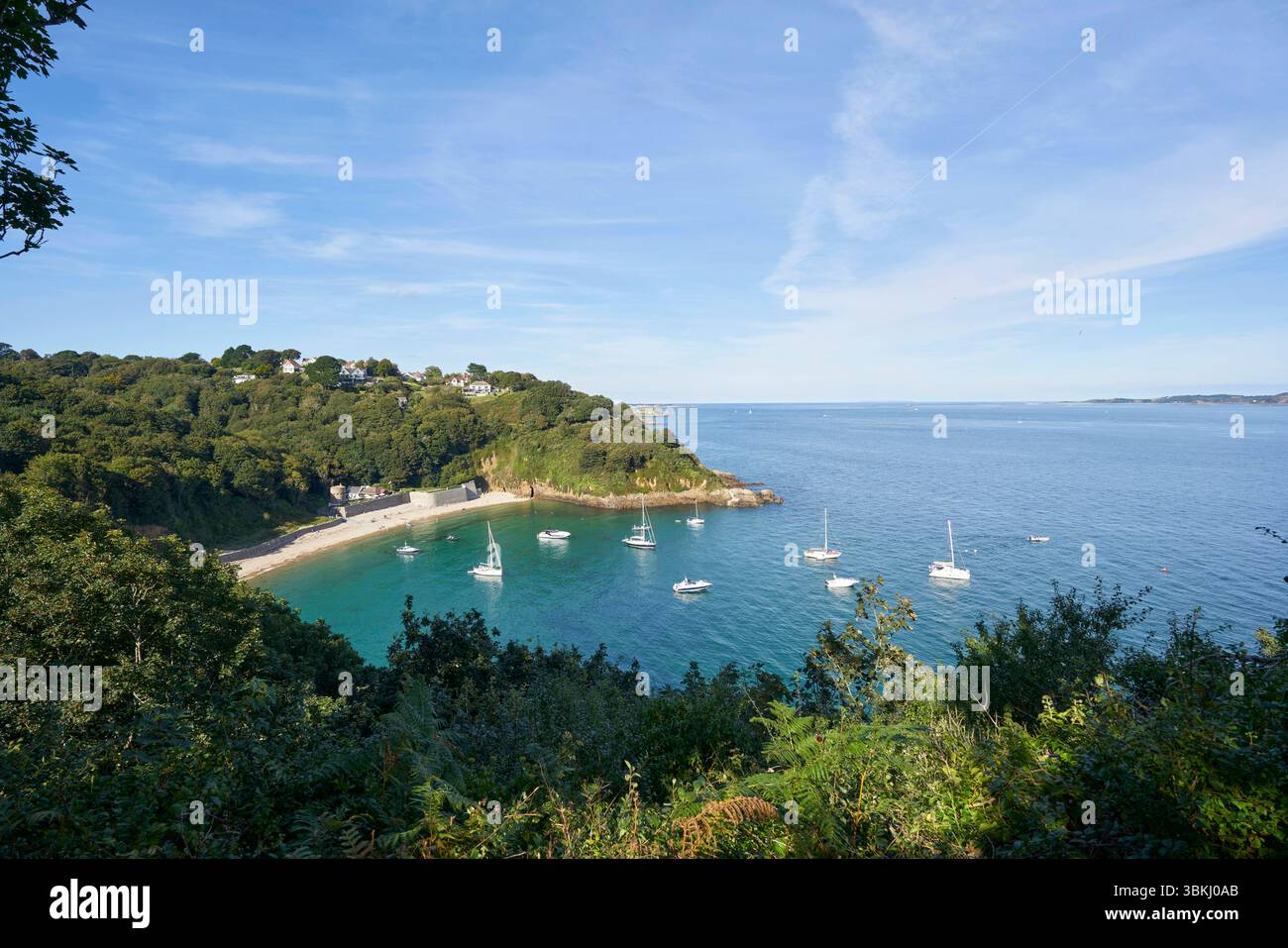 Blick über die Bucht Fermain Bay mit Fermain Tower und Fermain Cafe auf der Kanalinsel Guernsey am 14.09.2024 view over Fermain bay with Fermain Tower and Fermain Cafe on the Channel Island Guernsey on 14th of September 2024 Stock Photo