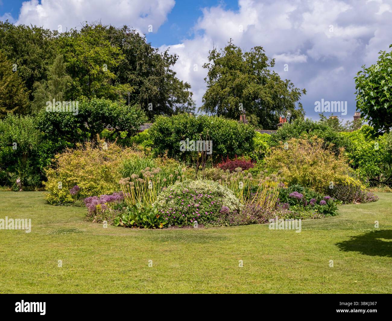 Garden flower bed border hi-res stock photography and images - Alamy