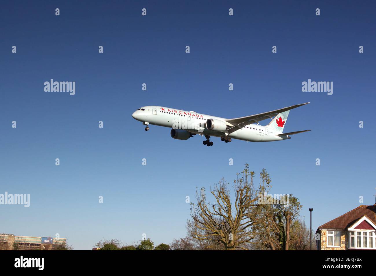 Air Canada Boeing 787-9 Dreamliner C-FNOI, flies low over Myrtle Avenue on final approach before landing at London Heathrow Airport LHR. Stock Photo