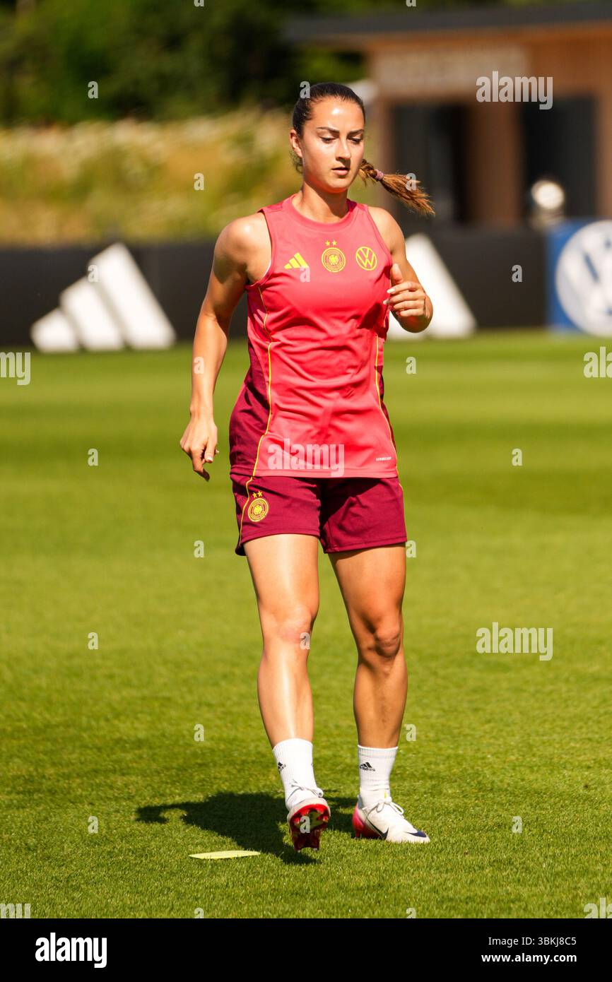 Sara D?britz (Deutschland, 13) Training Deutsche Frauen Fussball ...