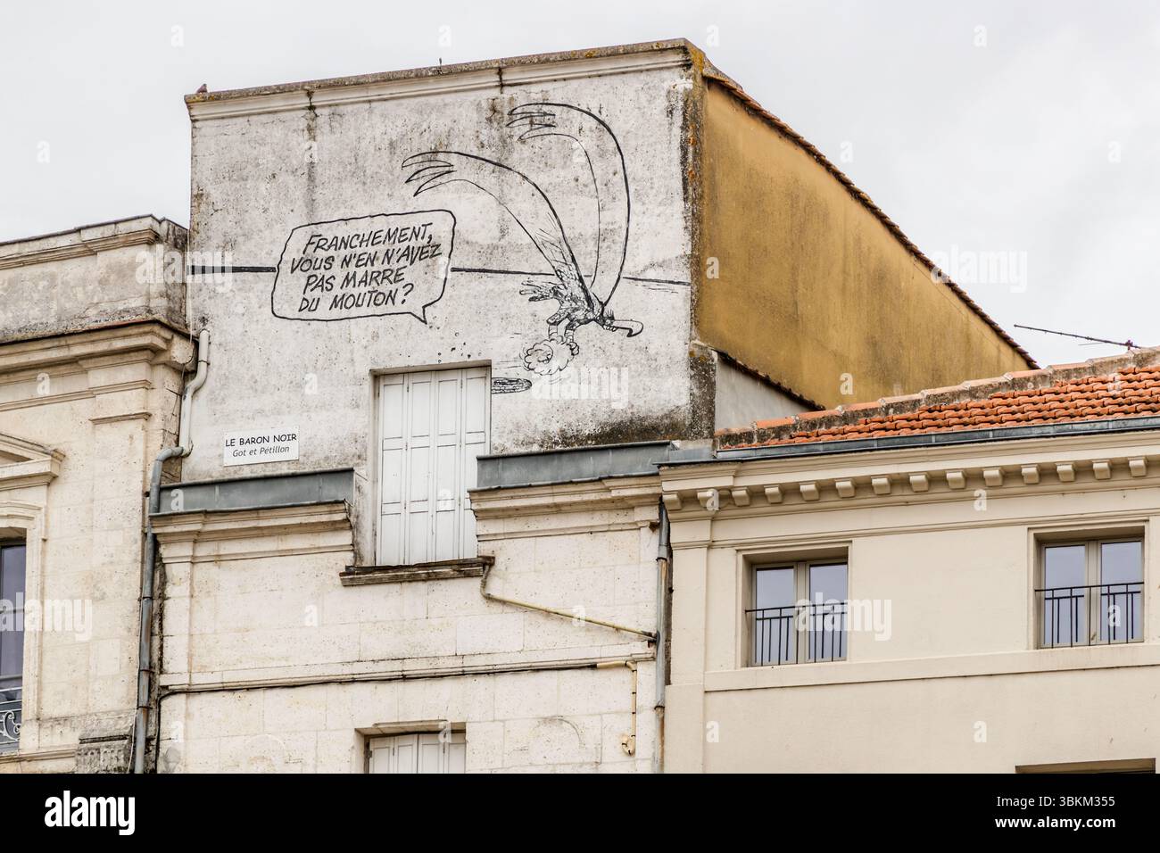 Subversive humour on the wall of a building: "Franchement, vous n'en avez pas marre du mouton?" – Aren't you fed up with following the herd? Le Baron Noir provokes and amuses at the same time. Angoulême is recognized as a UNESCO Creative City in the category of literature since 2019. Rue Hergé, Angoulême, Nouvelle-Aquitaine, France Stock Photo