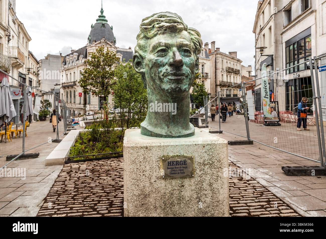 Statue of Belgian comic book artist Georges Prosper Remi. "Hergé" is an artist's pseudonym derived from the French pronunciation of his initials "RG" (for Remi Georges) reversed. This pseudonym became the trademark of his work, under which he created the famous comic series "Tintin". Hergé is considered the founder of the "Ligne claire" style, which uses clear contours without shading and simple colour fields. His work has had a significant influence on European comic culture. The pseudonym "Hergé" is thus inextricably linked to his artistic identity and his style-defining work. Here we see a Stock Photo