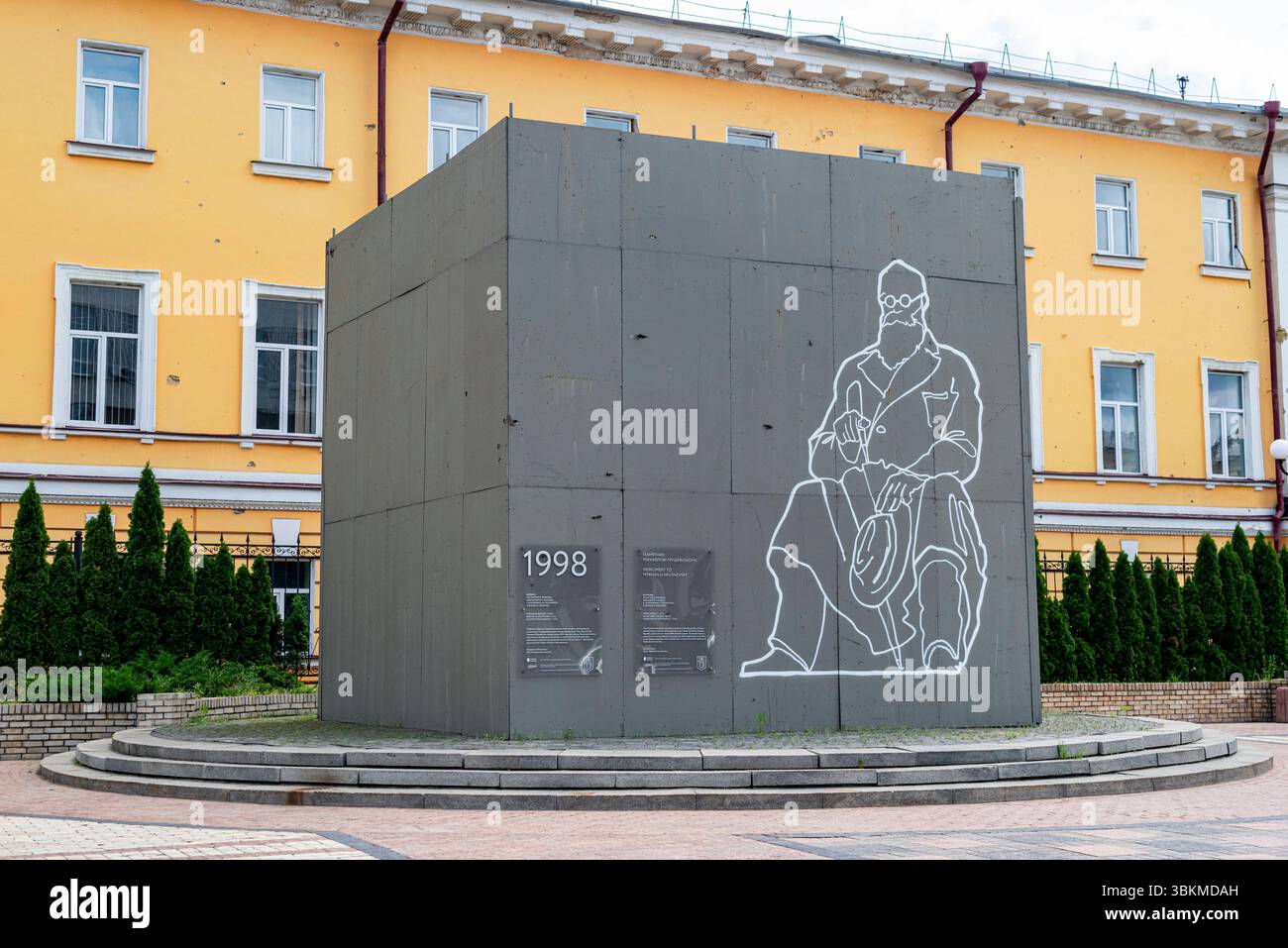 Packed & Protected Statue. Sculpture of Mykhailo Hrushevky. Prominent Ukrainian Historian, Statesman, Cahirman of the Central Counsil of the Ukrainian People s Republic, author of more then 2000 Scientific Papers. Sculpture by: V. Chepelyc and Arhchitects M. Kyslyi, R. Kukarenko, Y. Melnychuk, Engineer M. Pegenov. Kyiv Terasa Shevchenko Blvd. Kyiv Oblast Ukraine Copyright: xGuidoxKoppesxPhotox Stock Photo