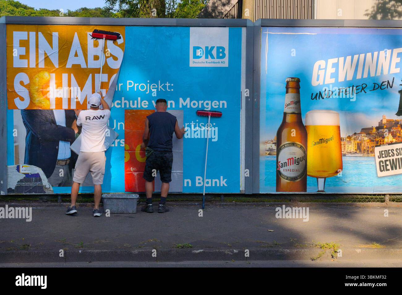 Plakatwand hi-res stock photography and images - Alamy, image size:1300x956