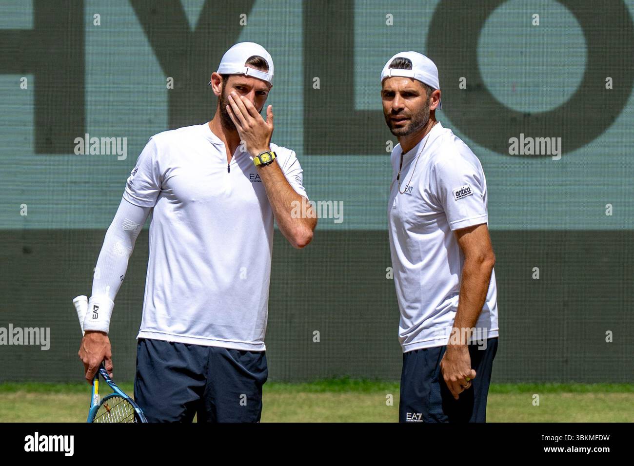22 June 2025, North Rhine-Westphalia, Halle (westfalen): Tennis, ATP Tour, doubles, final, Krawietz (Germany)/Pütz (Germany) - Bolelli (Italy)/Vavassori (Italy): Andrea Vavassori (l) and Simone Bolelli discuss. Photo: David Inderlied/dpa Stock Photo