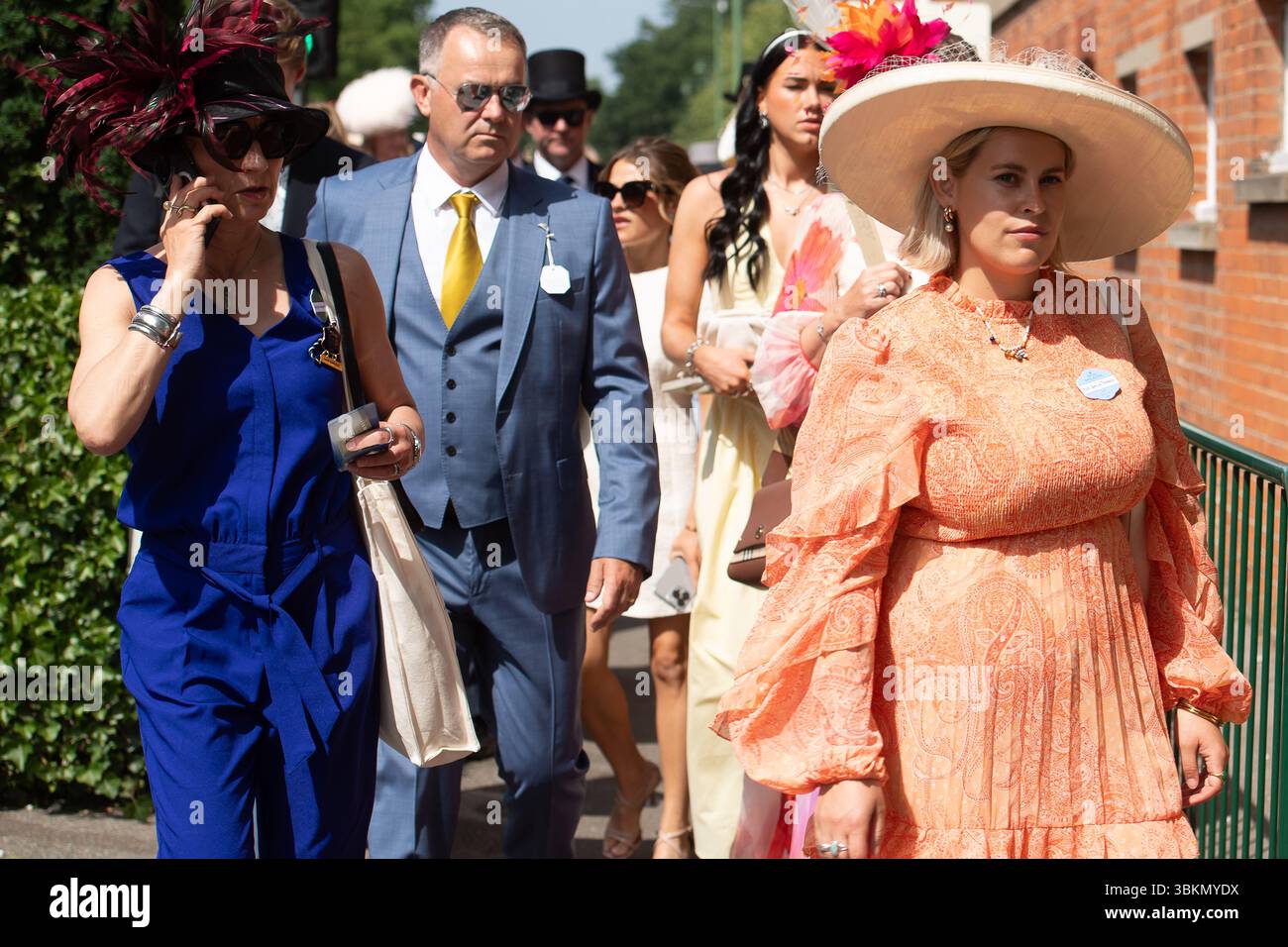 Ascot, Berkshire, UK. 21st June, 2025. Guests arriving at Ascot ...