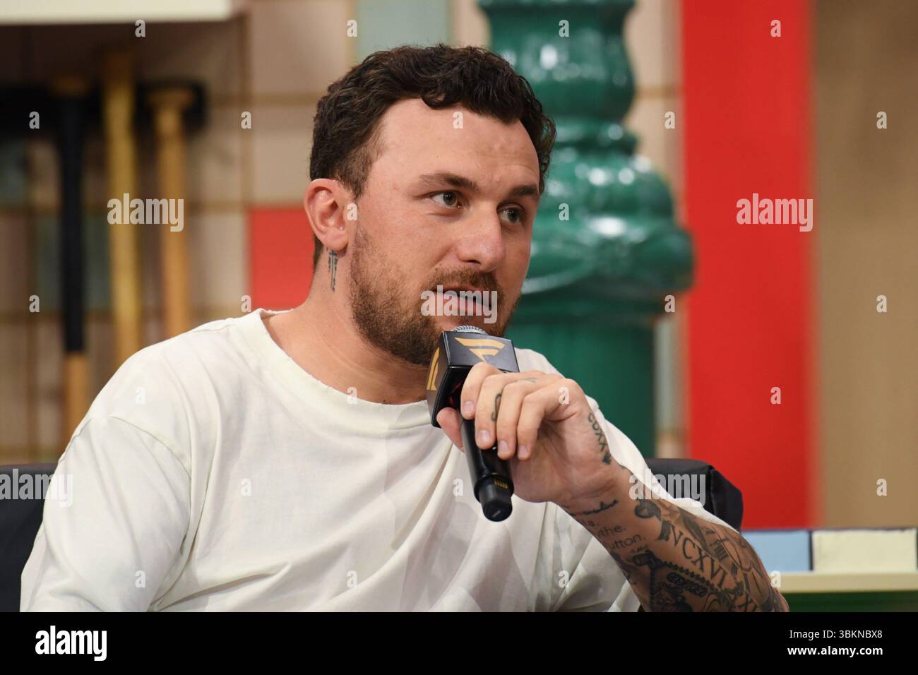 New York USA 21st June 2025 Johnny Manziel Attends Day 2 Of The New York Usa 21st June 2025 Johnny Manziel Attends Day 2 Of The 2025 Fanatics Fest Nyc Held At The Javitz Center New York Ny June 21 2025 Photo By Efren Landaossipa Usa Credit Sipa Usalamy Live News 3BKNBX8