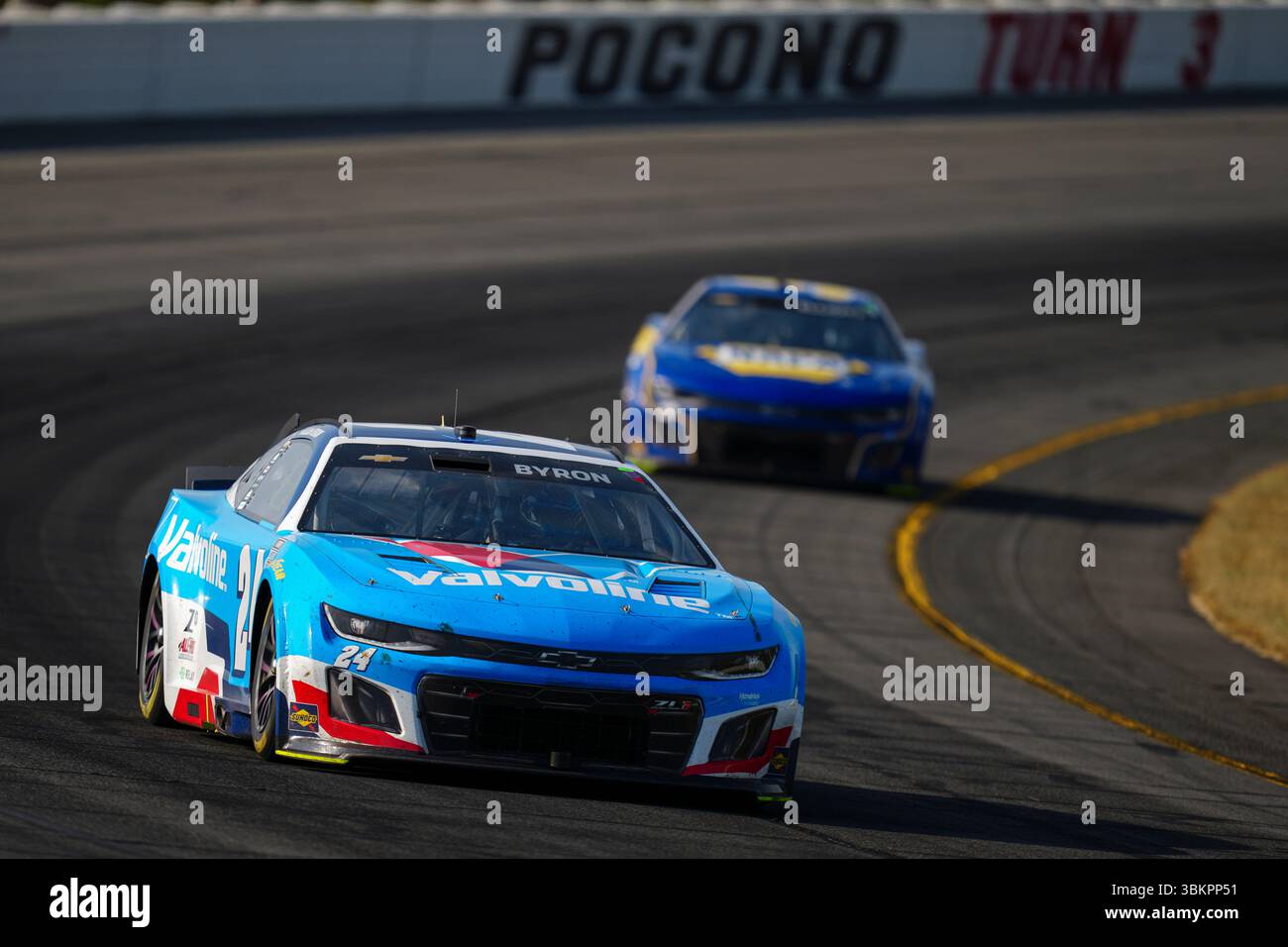 How Byron’s Late-Race Pass Exposed Larson’s Defensive Flaw—and Why It Matters for the Playoffs
