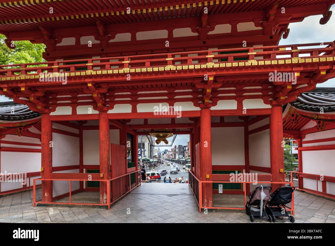 Yasaka Jinja Nishiromon Gate, entrance to the Yasaka Shrine, a Shinto ...