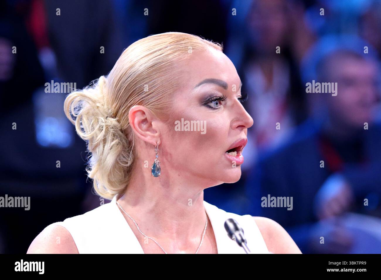 Ular sargish Snejanani sikadilar Suvdagi jinsiy aloqa fotosurati