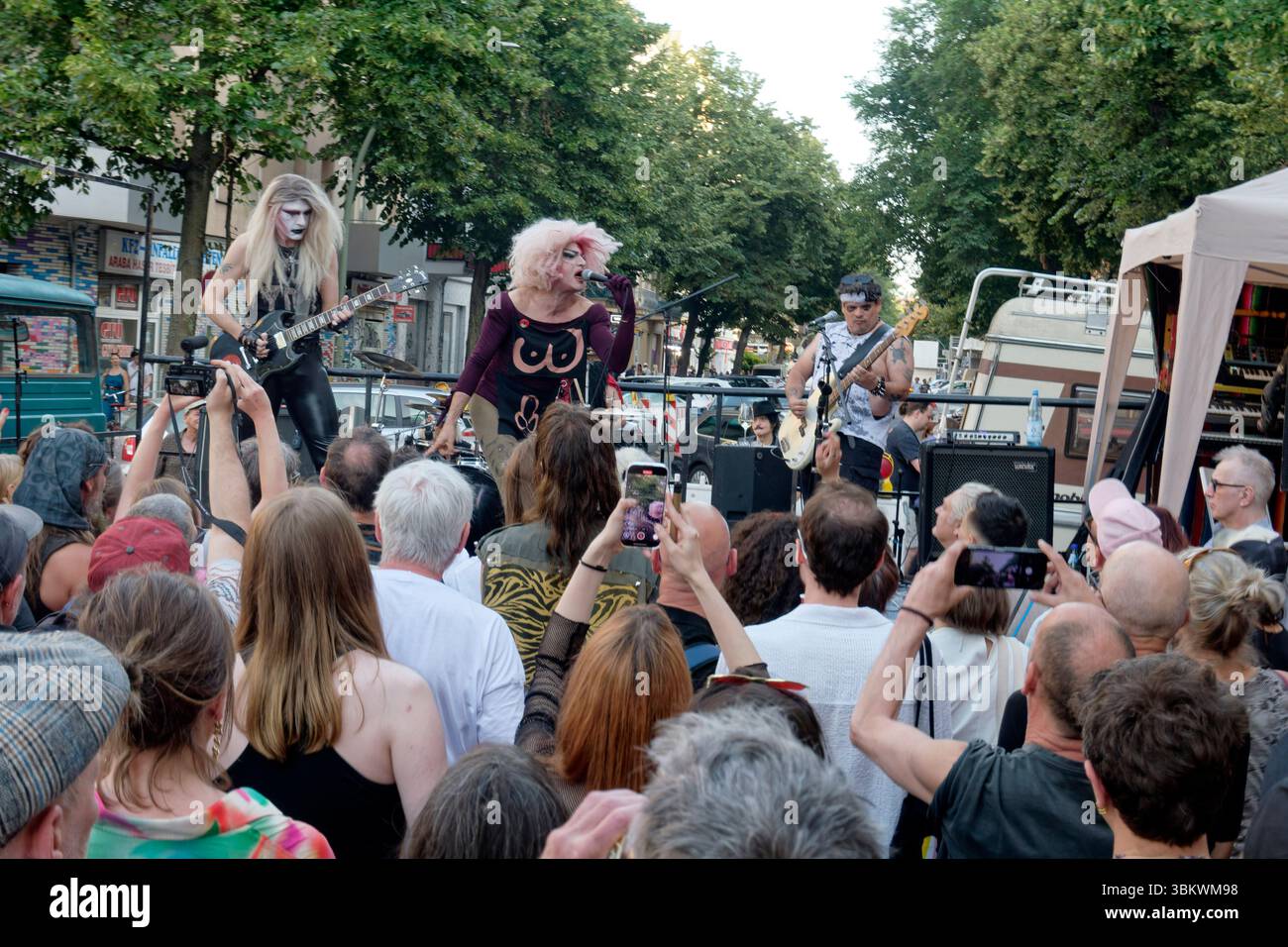 Fete de la musique, Live Musik, Eat Lipstick, Anita Drink, The Shredder on guitar,  Disco Punk Band, Reuterkiez, Berlin-Neukölln Stock Photo