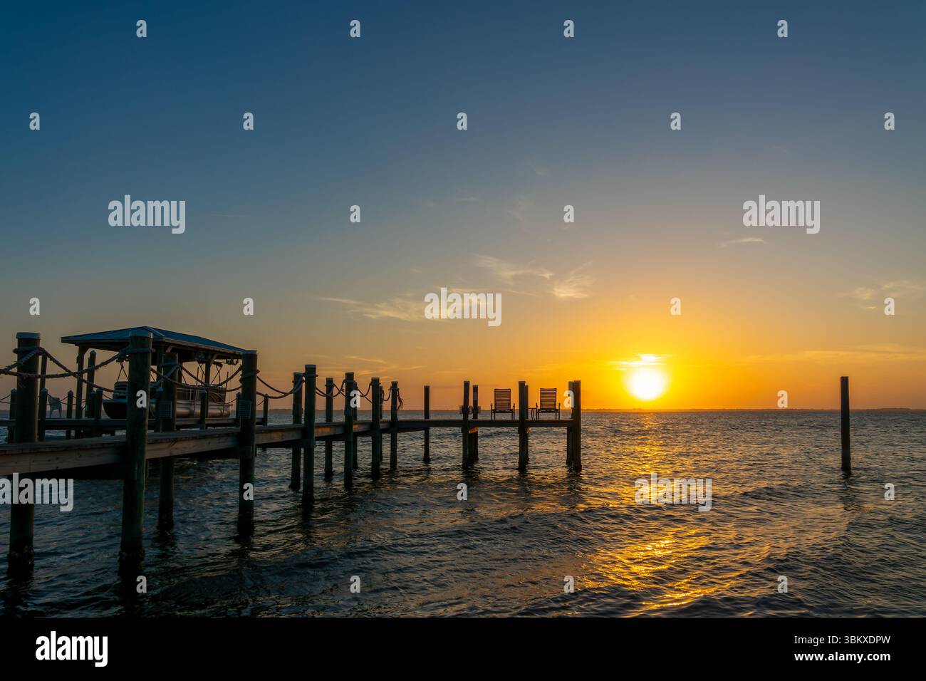 Sunset on the pier of Cocoa Beach, view over the ocean with the setting sun  Stock Photo - Alamy, image size:1300x956