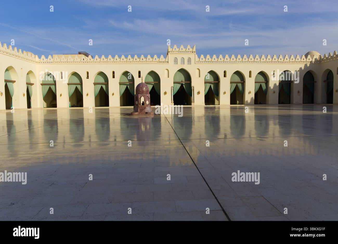 The courtyard of Al-Hakim Mosque, Cairo Stock Photo
