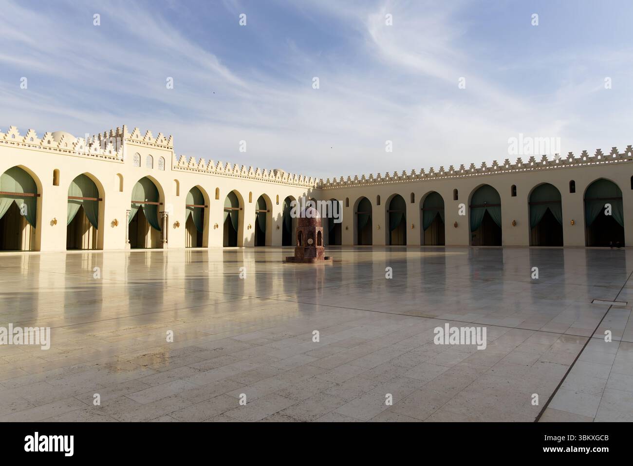 The courtyard of Al-Hakim Mosque, Cairo Stock Photo