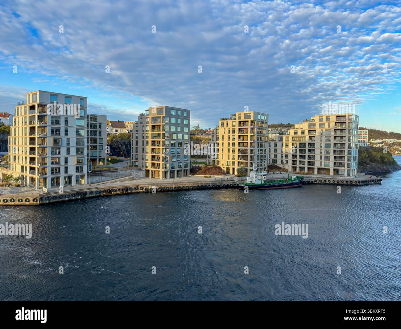 Stavanger Norwegen: Moderne Waterfront‑Apartments am Fjord mit Schiff - Smartphone Captured Stock Image