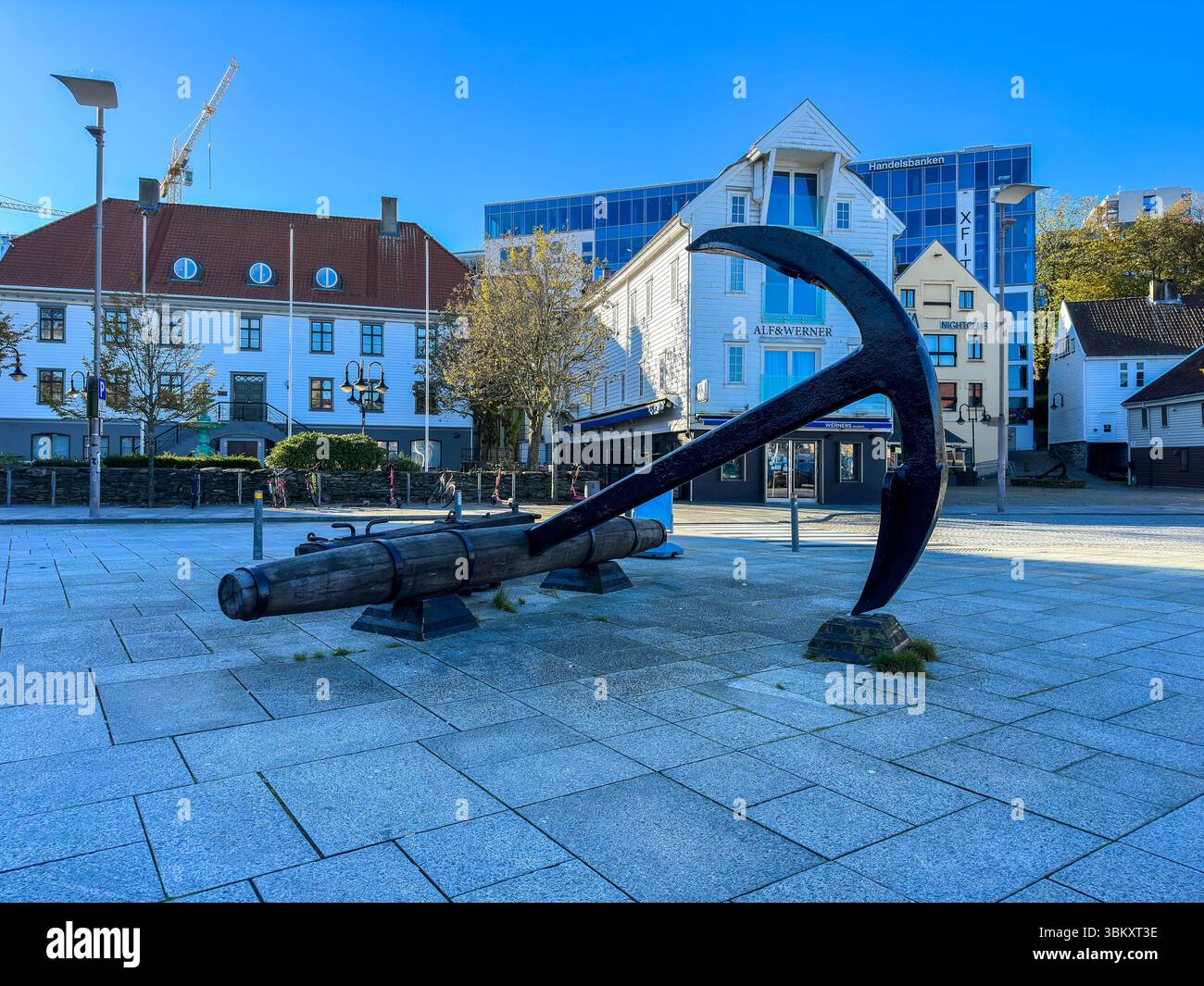 Stavanger Fisketorget: Riesenanker‑Skulptur am Hafenplatz - Smartphone Captured Stock Image