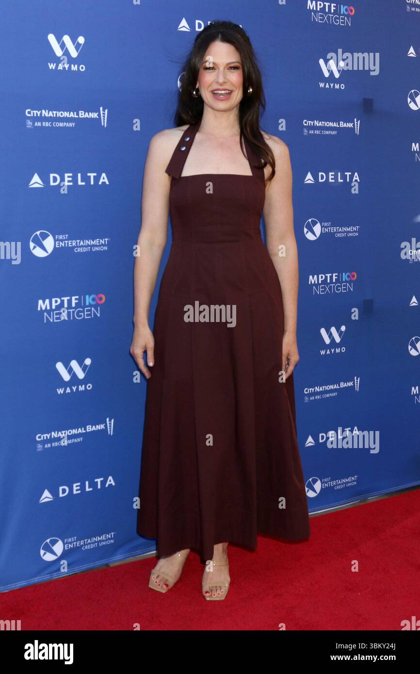 What Makes Katie Lowes So Popular