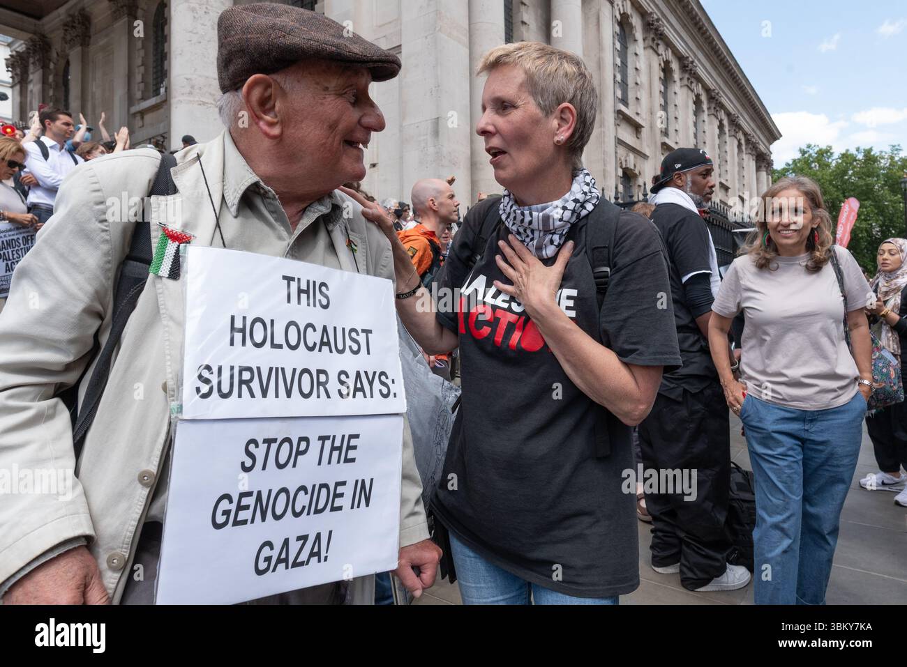 London, UK. 23 June, 2025. Holocaust survivor Stephen Kapos chats with supporters of non-violent direct action group Palestine Action rallying in solidarity following statements by Home Secretary Yvette Cooper that she intends to ban the group under anti-terrorism laws. The group, known for targeting UK factories and offices related to Elbit Systems, Israel's largest weapons manufacturer, and recently spraying military aircraft with red paint, claim the ban is a further clampdown on protests opposing Israel's war on Gaza. Credit: Ron Fassbender/Alamy Live News Stock Photo
