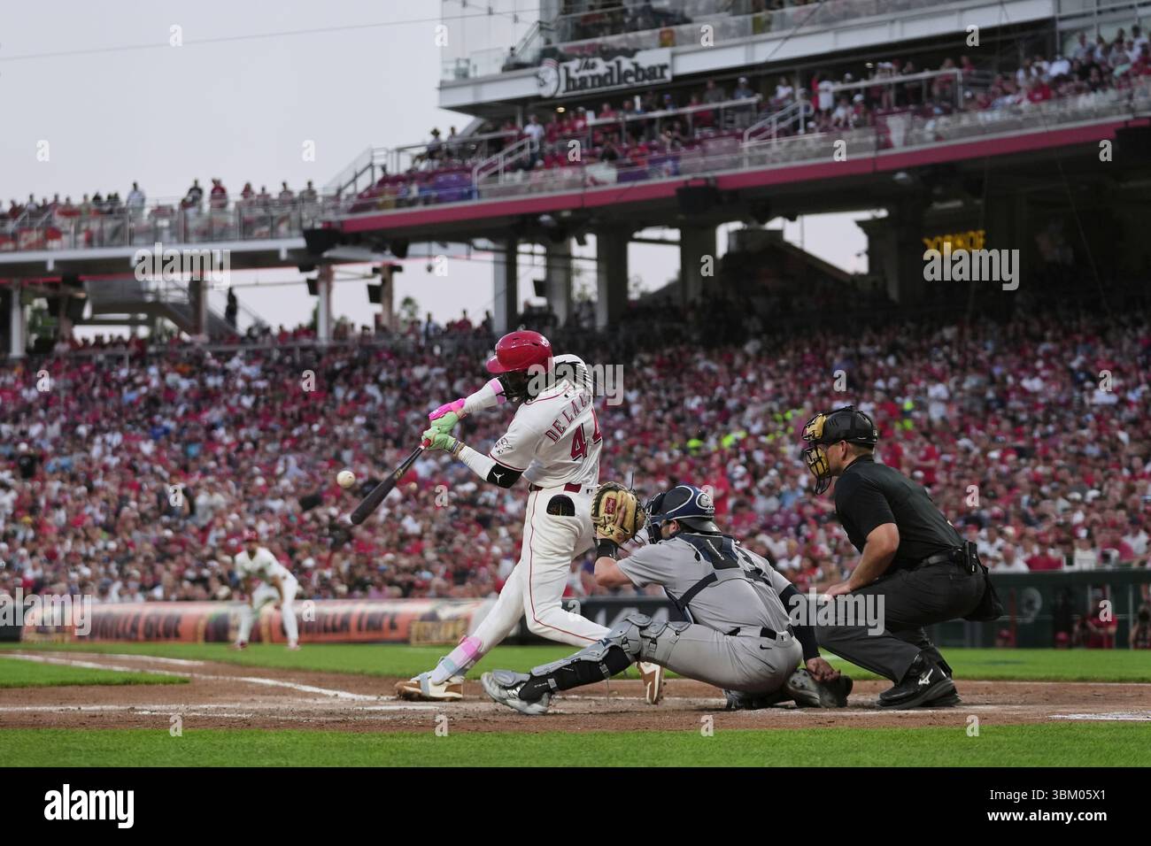 Cincinnati Reds' Elly De La Cruz hits an RBI single to score Jake ...