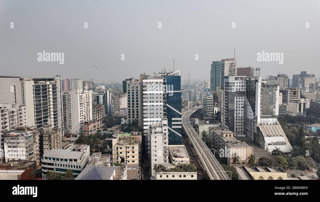 Bustling metropolitan area skyline hi-res stock photography and images ...