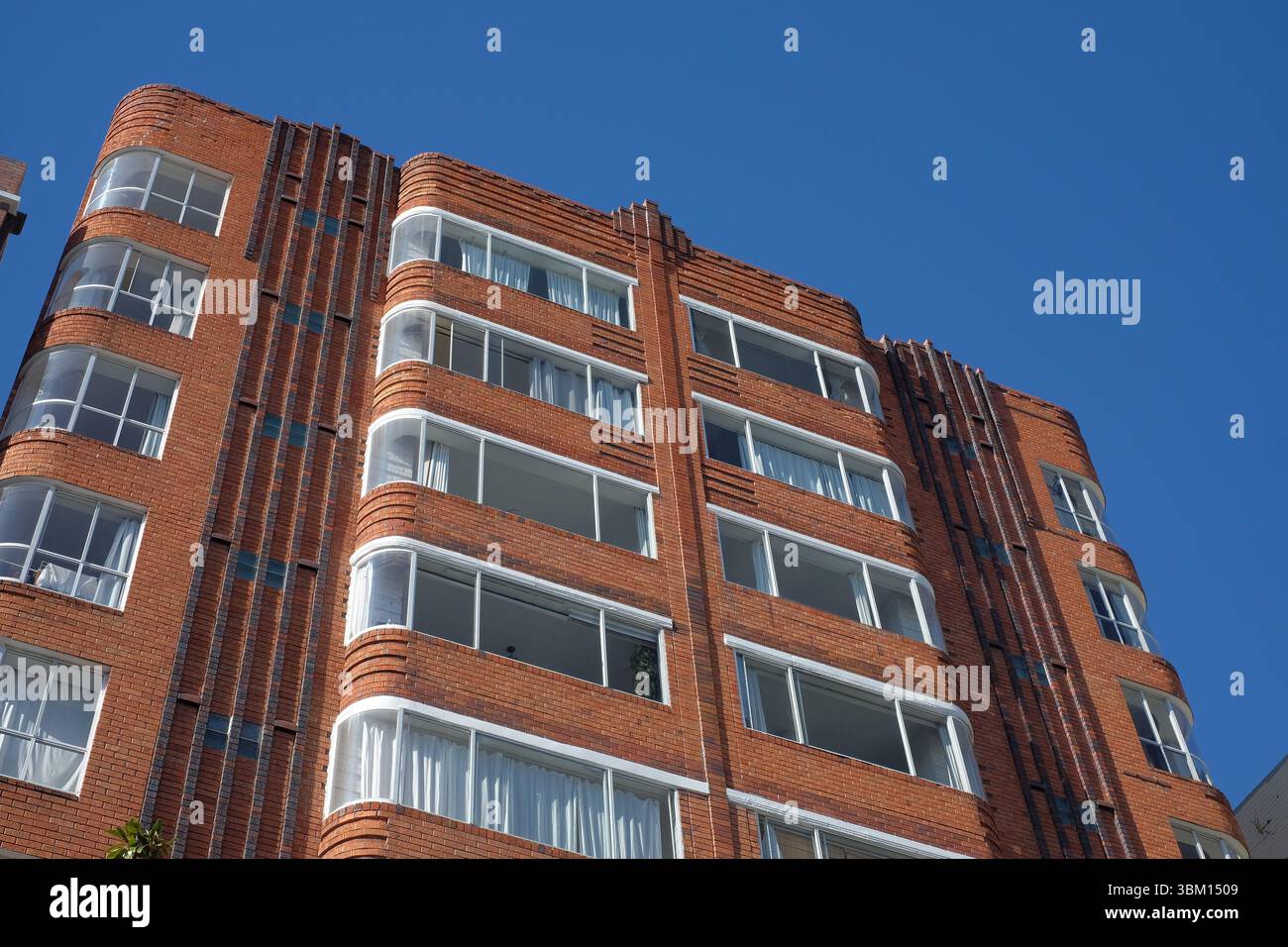 Art deco zigzag moderne building hi-res stock photography and