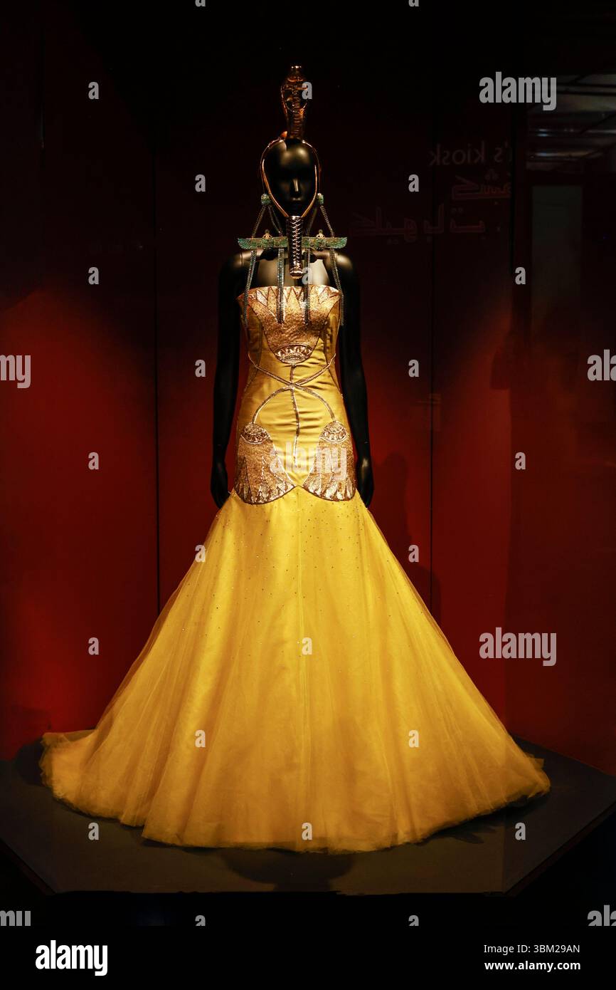Cleopatra fashion hi-res stock photography and images - Alamy Cleopatra fashion hi-res stock photography and images - Alamy