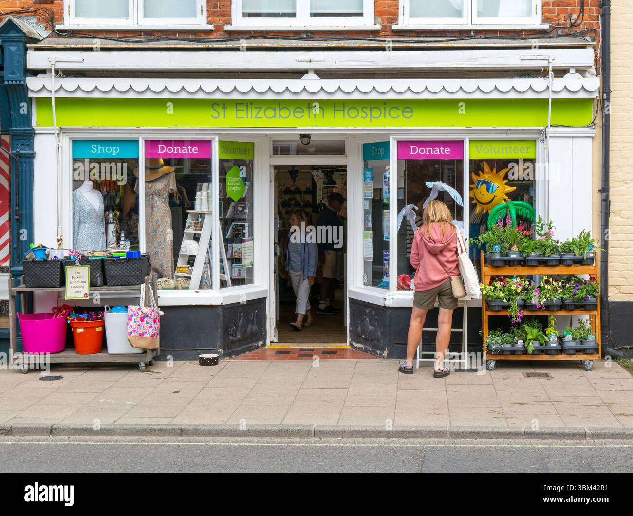 St Elizabeth Hospice charity shop, High Street, Southwold, Suffolk, England, UK Stock Photo