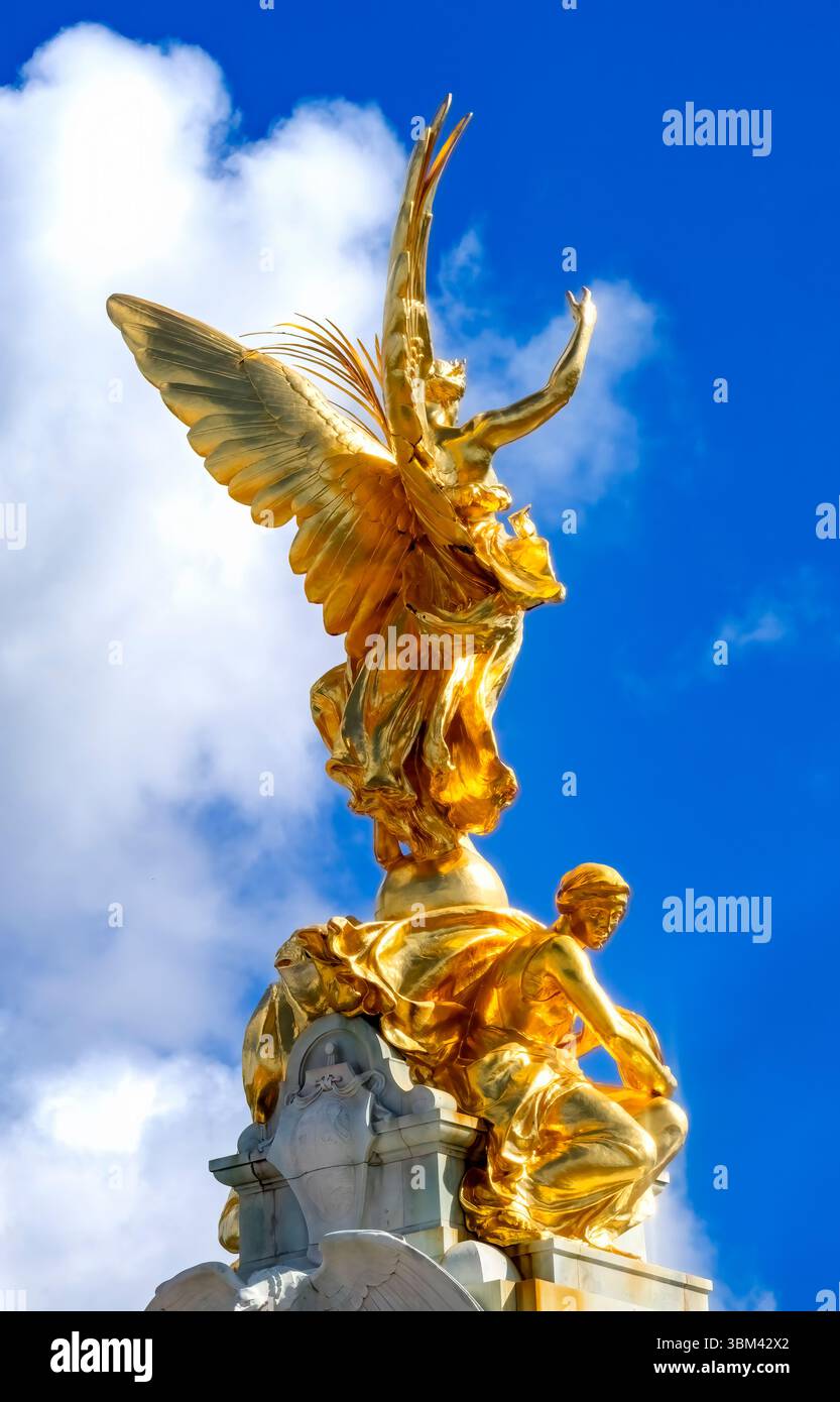 Queen Victoria Memorial, Buckingham Palace, Westminster, London, England. Victoria Memorial by Thomas Brock created 1911. Stock Photo