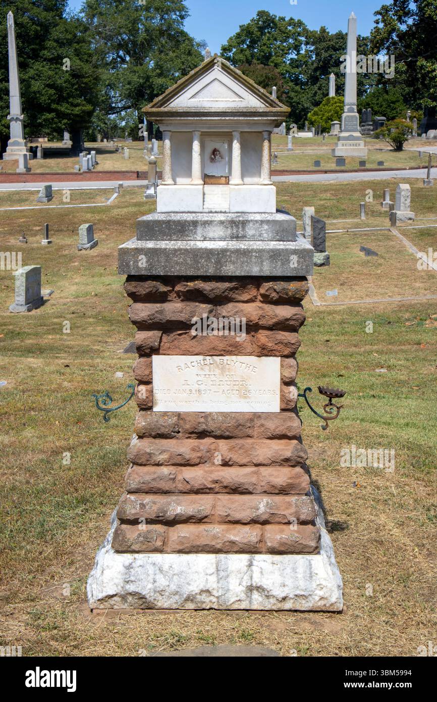 Grave of Rachel Blythe “Blythe” Bauer in Oakwood Cemetery, Raleigh, North Carolina, marked with a simple, heartfelt memorial. Stock Photo