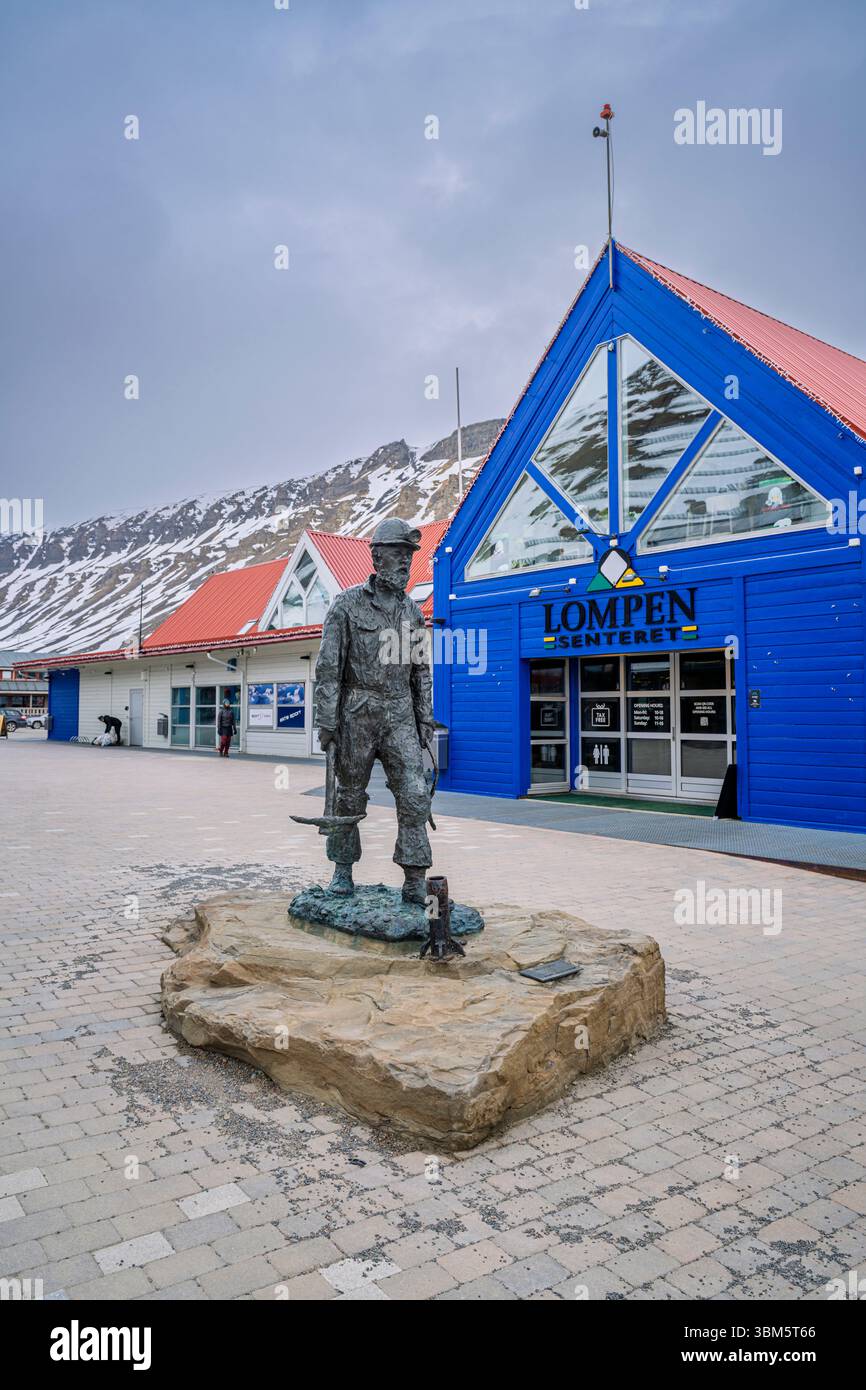 Memorial statue of a coal miner by Tore Bjorn Skjølsvik in the town centre of Longyearbyen, Svalbard, the world's northernmost settlement Stock Photo