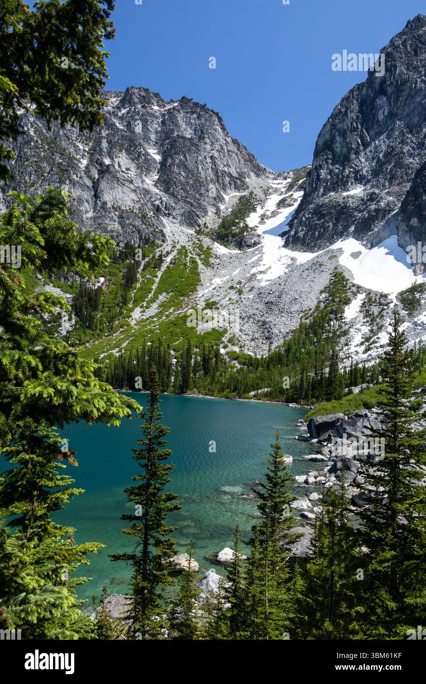 colchuck-lake-in-the-enchantments-area-w