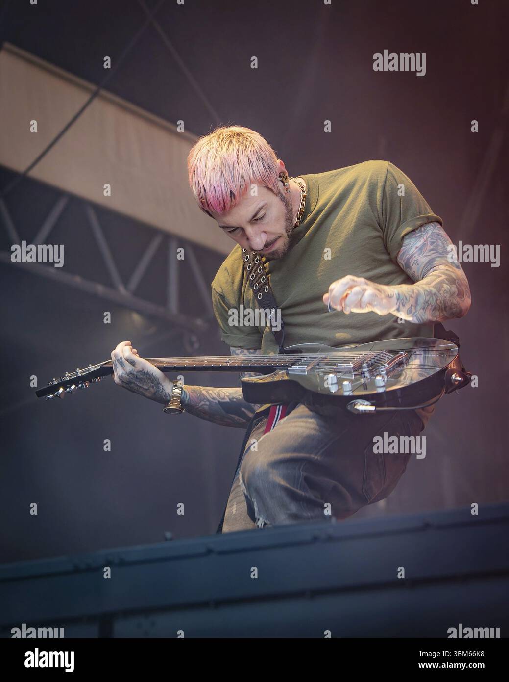 Zacky Vengeance, guitarist of Avenged Sevenfold live at the