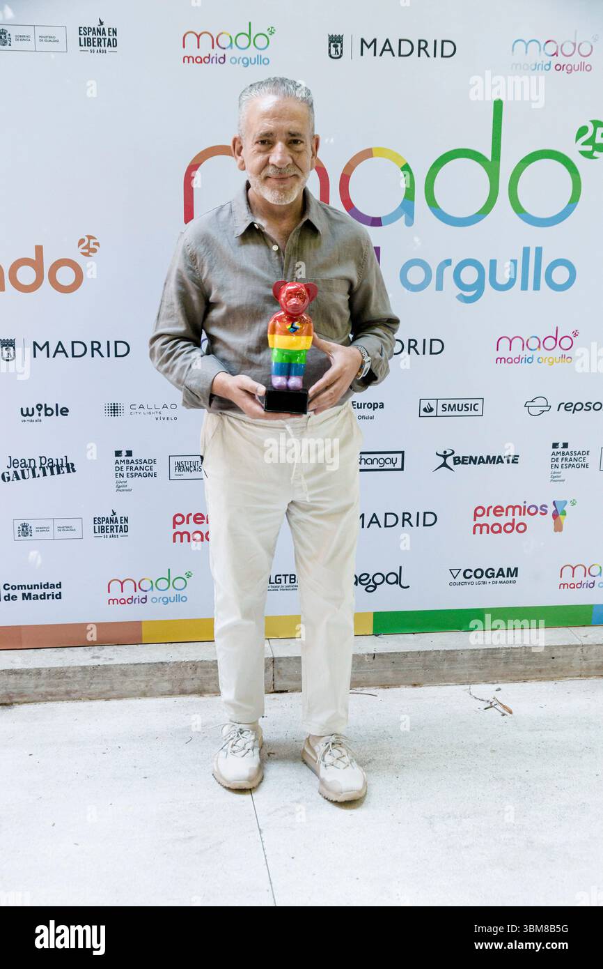 Sculptor Eladio de Mora 'dEmo' poses at the photocall of the ...