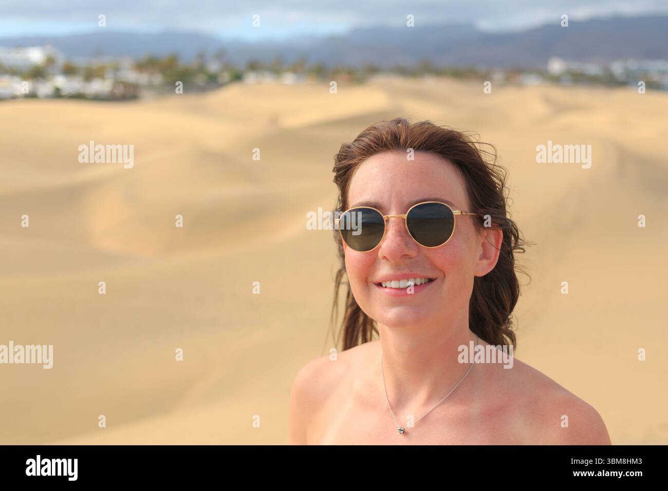 Woman in desert landscape hi-res stock photography and images - Alamy