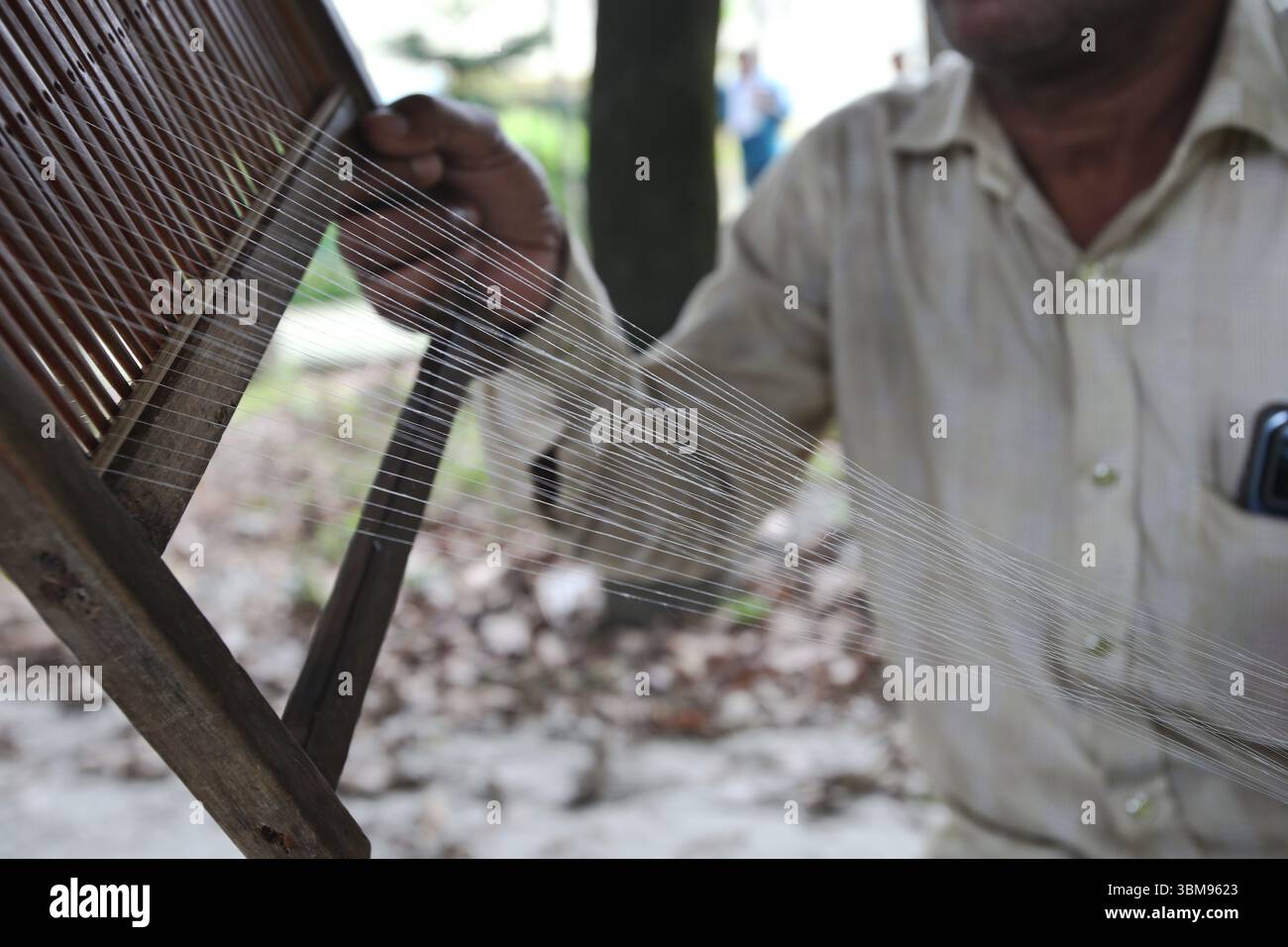 (250625) -- DHAKA, June 25, 2025 (Xinhua) -- A weaver works at a muslin ...