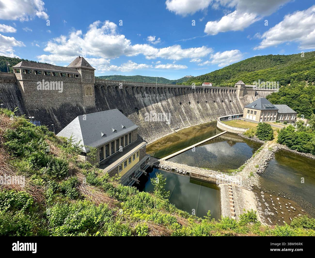 Edertalsperre, Edersee, Sperrmauer. DEU, Deutschland, Hessen, Edertal ...