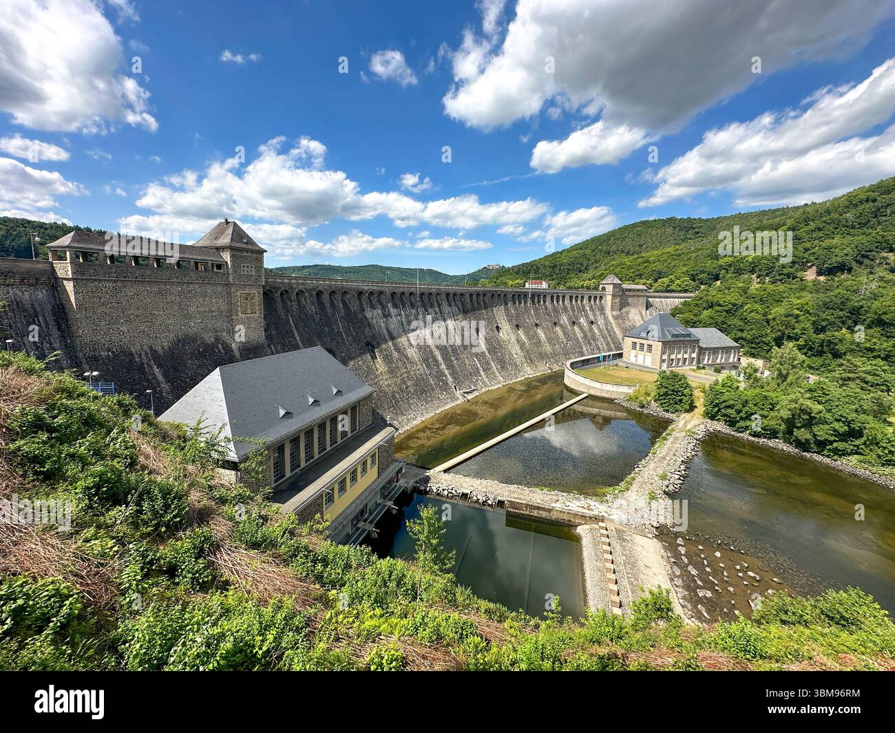 Edertalsperre, Edersee, Sperrmauer. DEU, Deutschland, Hessen, Edertal ...