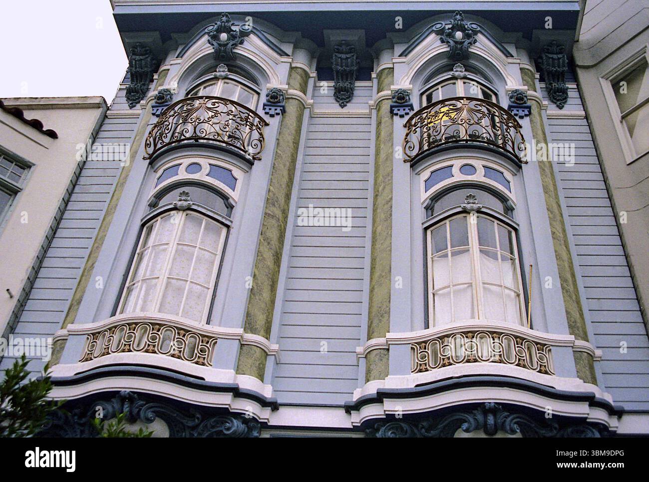 Townhouse exterior 1980s hi-res stock photography and images - Alamy
