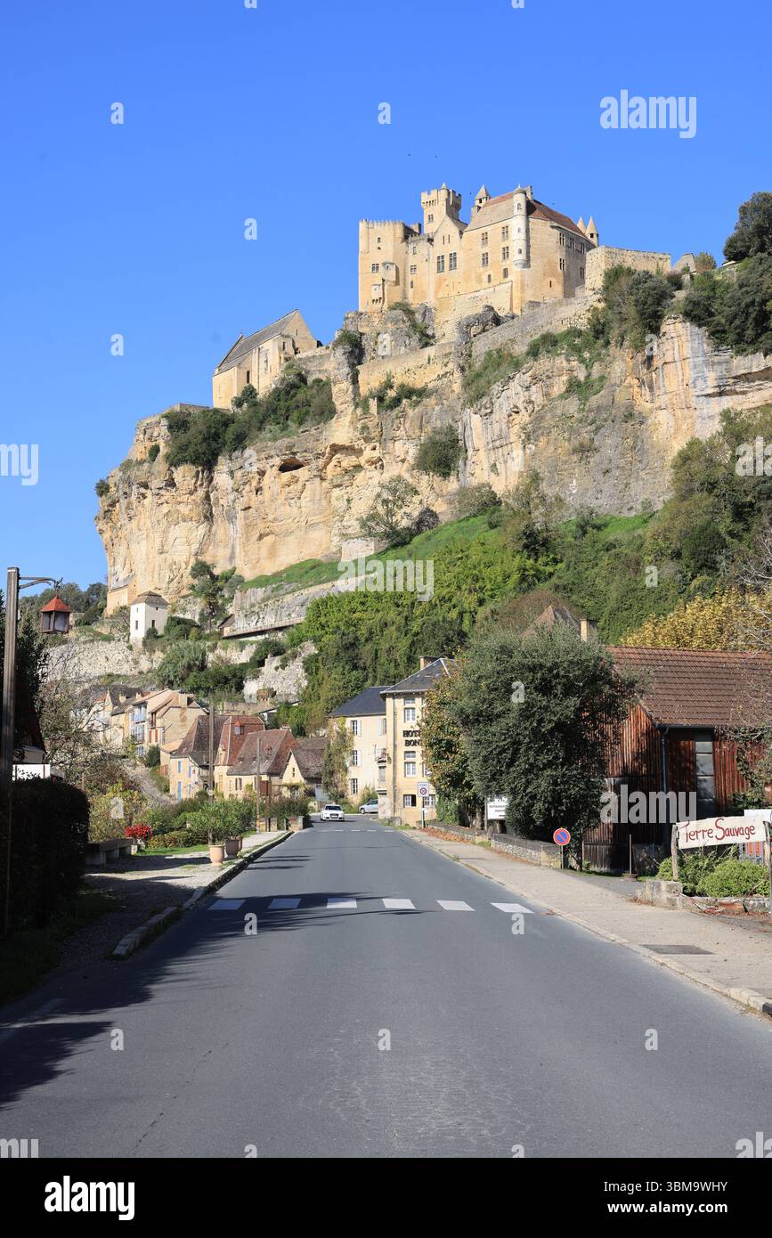 The medieval fortified castle of Beynac in the Dordogne River Valley in the Périgord Noir in southwestern France. Architecture, Middle Ages, Countrysi Stock Photo